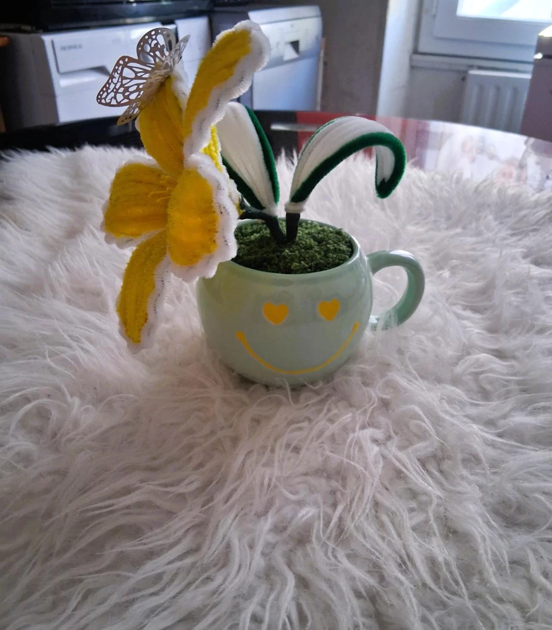 Fleur jaune en tasse décorative